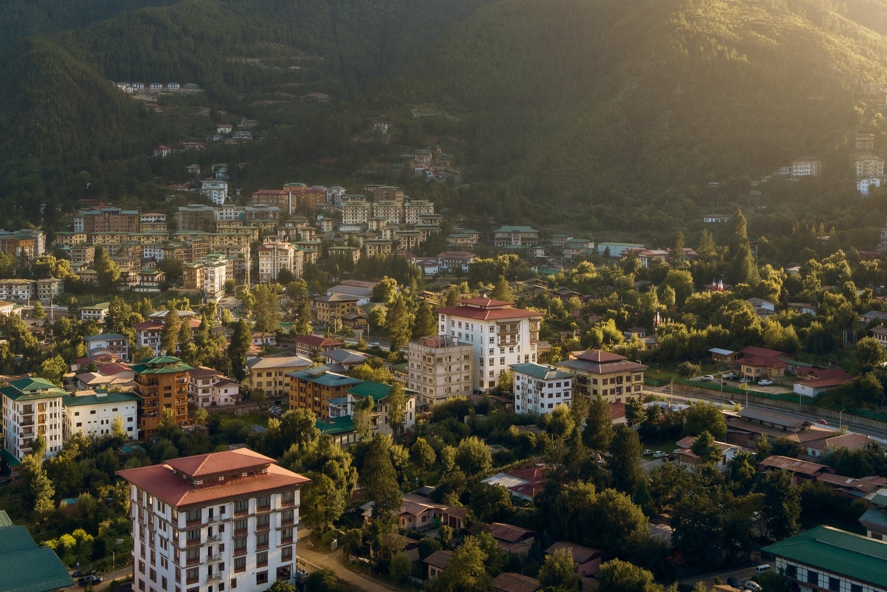 Thimphu, capital do Butão, com pouco menos de 80 mil: baixa densidade populacional e foco em desenvolvimento sustentável e bem-estar (Foto: Bhutan Travel / Divulgação)
