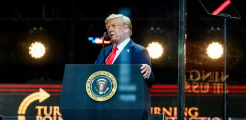 Trump discursa no funeral de Charlie Kirk: assassinato de jovem líder da extrema direita acelera nova era do macartismo comanda pelo presidente dos EUA caça às bruxas e listas negras (Foto: Daniel Torok / Casa Branca)