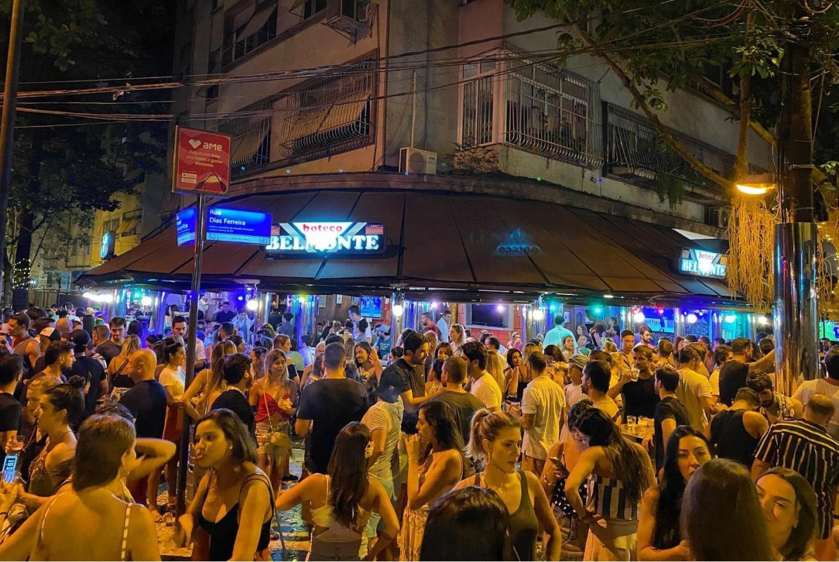 Calçada e asfalto tomados na noite da Dias Ferreira: retrato dos privilégios no consumo e no lazer (Foto: Reprodução / Facebook)