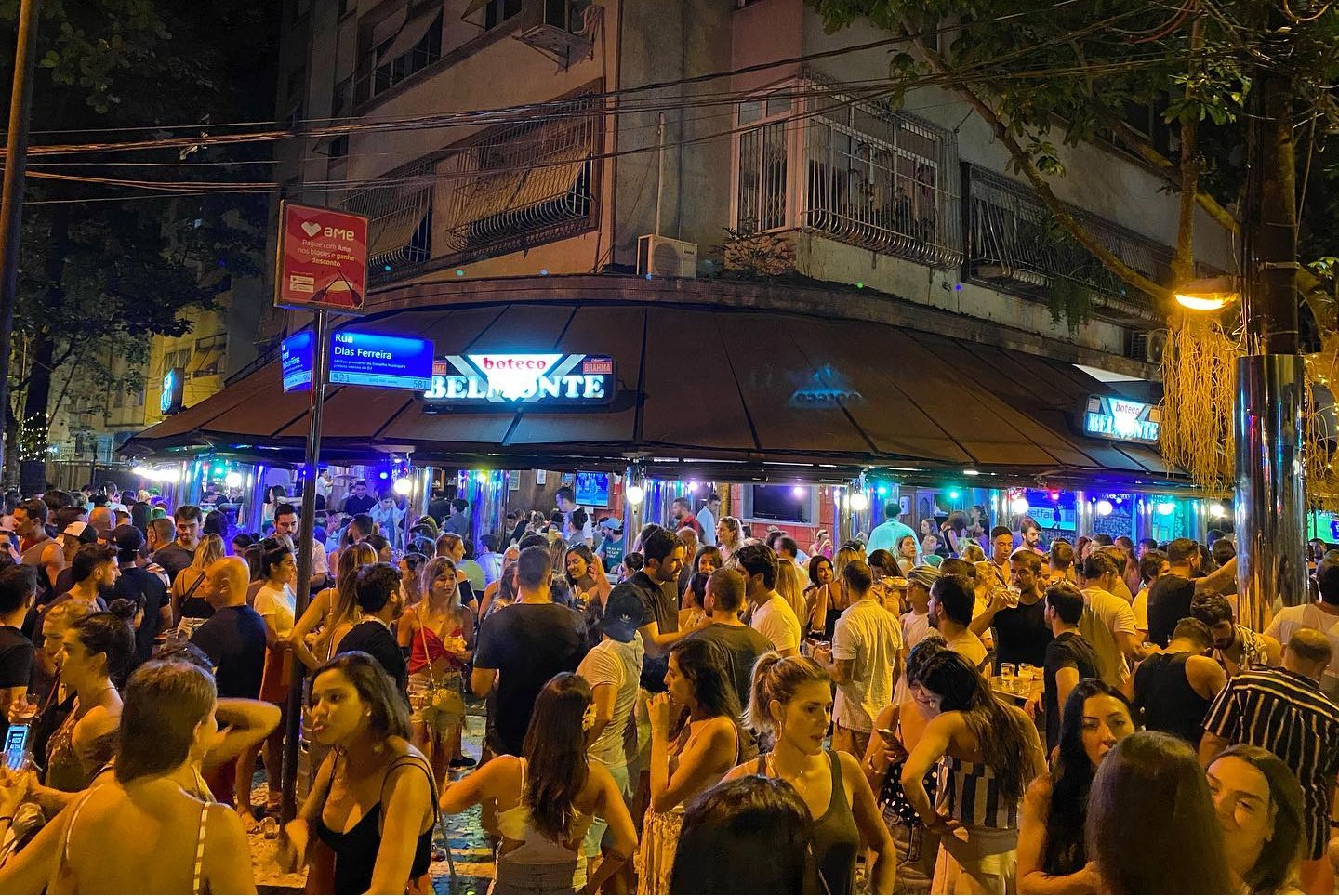 Calçada e asfalto tomados na noite da Dias Ferreira: retrato dos privilégios no consumo e no lazer (Foto: Reprodução / Facebook)