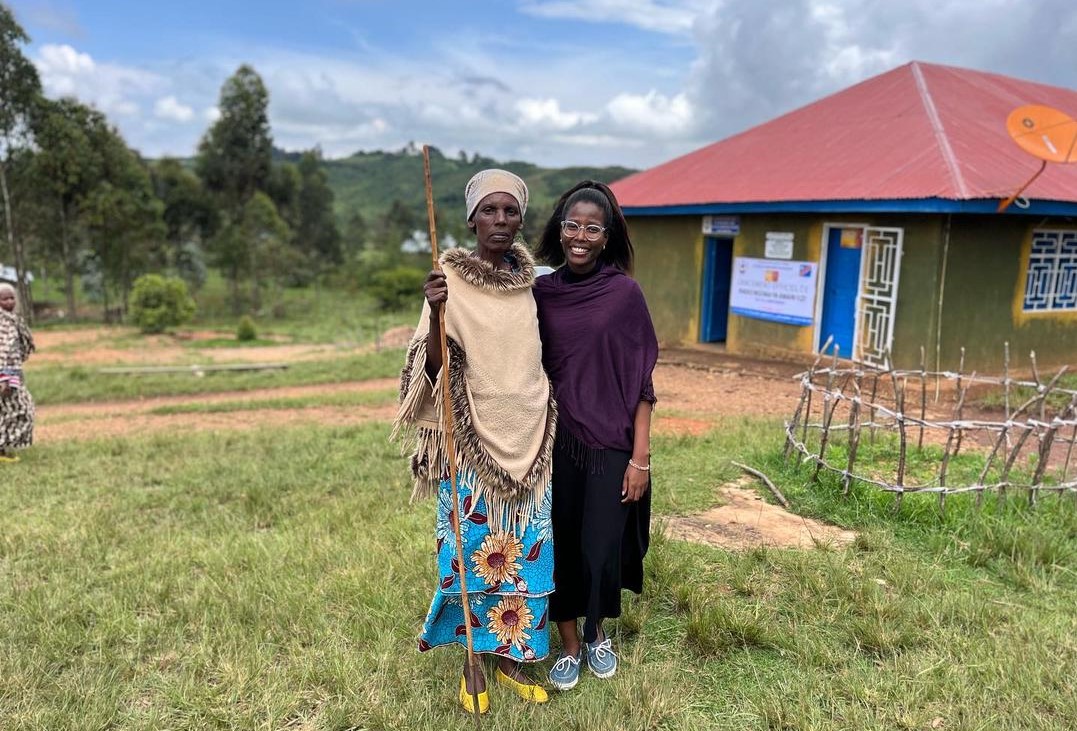 Julie com uma amiga em vila na RDC: buscando inspirar mulheres e meninas e ajudar a transformar a realidade local (Foto: Arquivo Pessoal)
