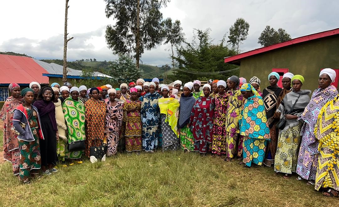 Julie com mulheres de projeto de capacitação para produção e distribuição de alimentos na República Democrática do Congo: foco na participação feminina (Foto: Arquivo Pessoal)