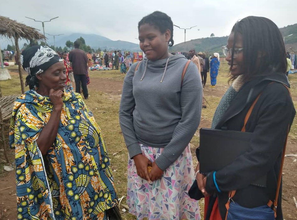 Julie (direita) conversa com mulheres em área de conflito na República Democrática do Congo: quarto país mais populoso do continente africano enfrenta uma instabilidade política crônica, com disputas entre facções armadas (Foto: Arquivo Pessoal)