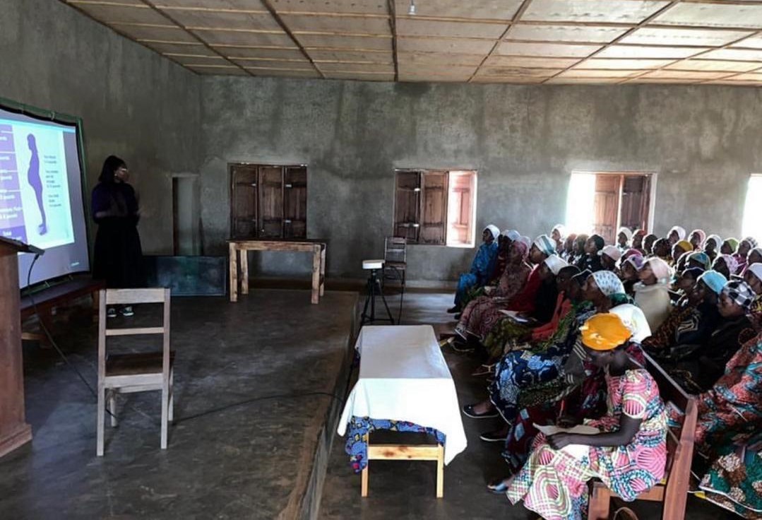 Julie em palestra para mulheres na RDC: transformar o ciclo da alimentação em ferramenta de empoderamento (Foto: Arquivo Pessoal)