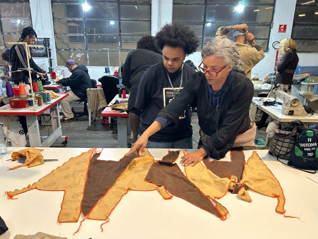 A cearense Dadivoza (de óculos) mostra sua criação no Ateliê TRANSmoras: projeto voltada para pessoas trans une moda, sustentabilidade e inclusão social (Foto: Divulgação)