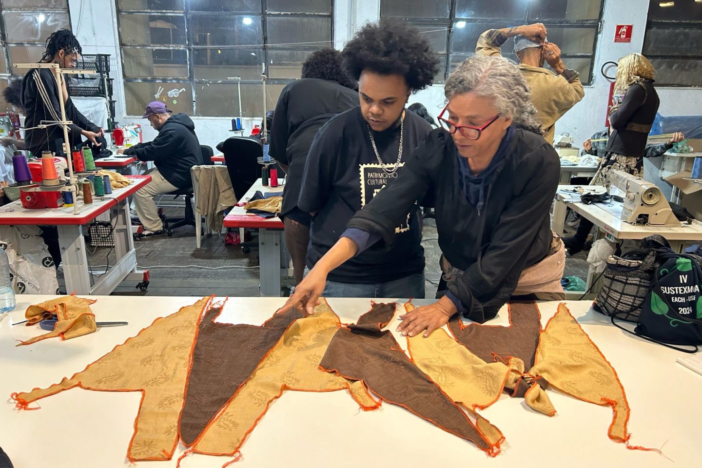 A cearense Dadivoza (de óculos) mostra sua criação no Ateliê TRANSmoras: projeto voltada para pessoas trans une moda, sustentabilidade e inclusão social (Foto: Divulgação)