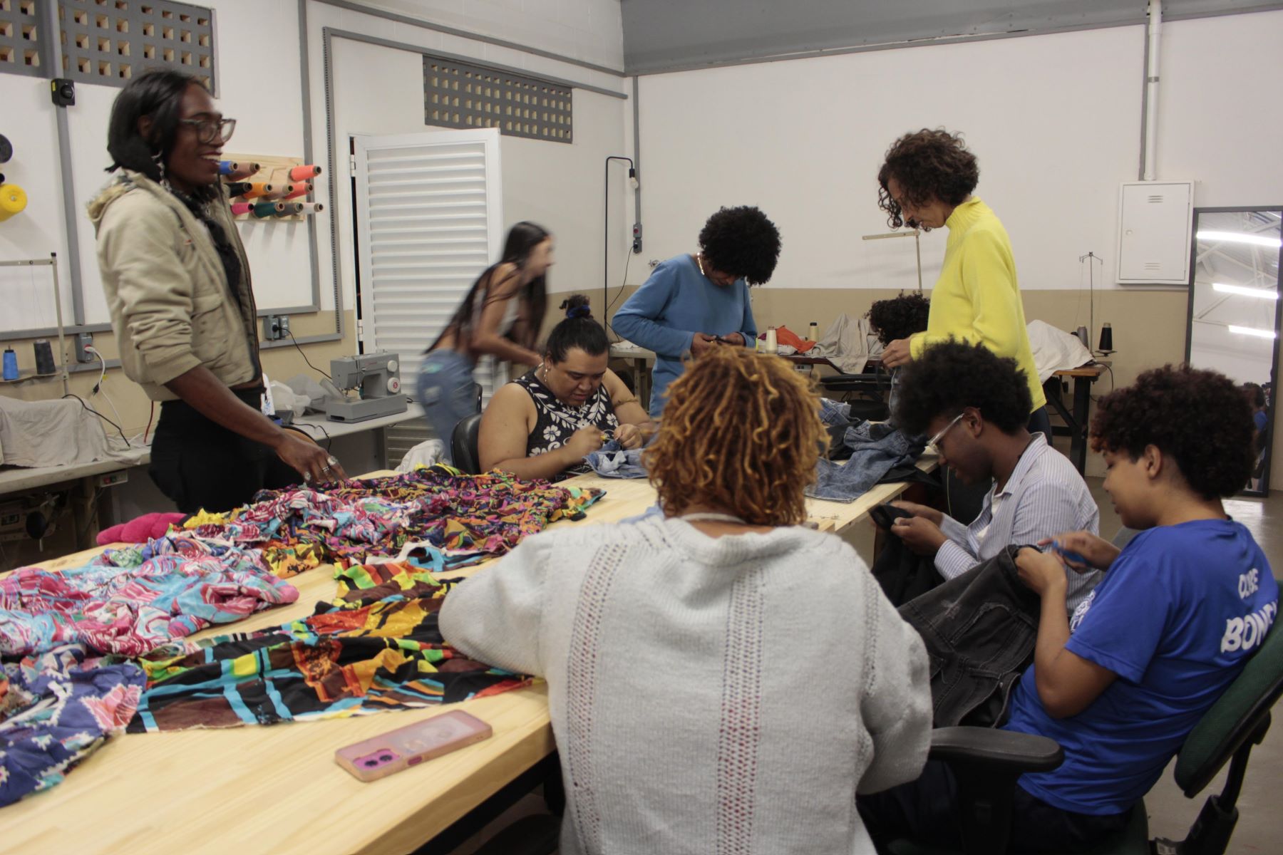 Integrantes do programa Direitos, Renda e Vida (DRV), no Ateliê TRANSmoras: oficinas e cursos envolvendo moda, cidadania e meio ambiente, voltados para pessoas trans (Foto: Divulgação)