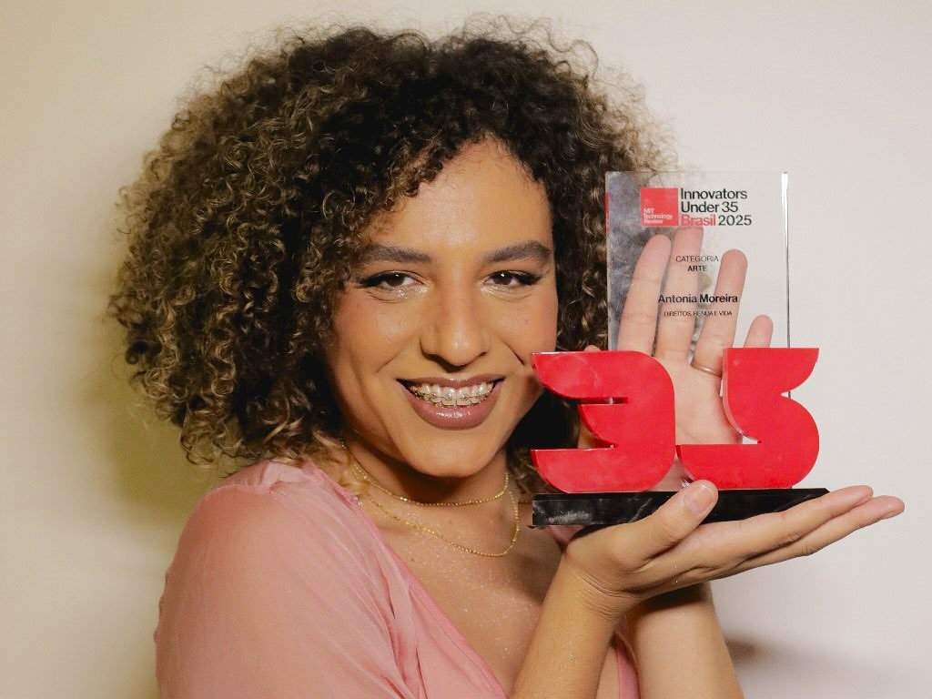 Antonia Moreira com a placa do MIT Innovation Under 35: prêmio destaca jovens de até 35 anos que desenvolvem soluções inovadoras nas áreas de ciência, tecnologia e impacto social (Foto: Divulgação)