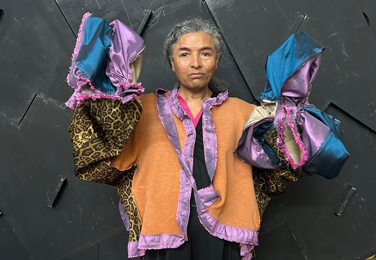 Dadivoza com suas criações: retalhos transformados em moda (Foto: Divulgação)