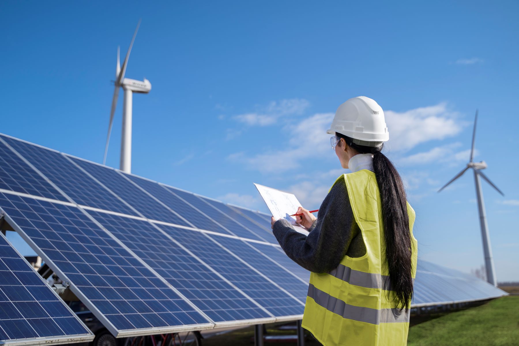 Paineis solares e aerogerados na China: país iniciou decrescimento populacional e aumentou investimento em energia renovável (Foto: Freepik)