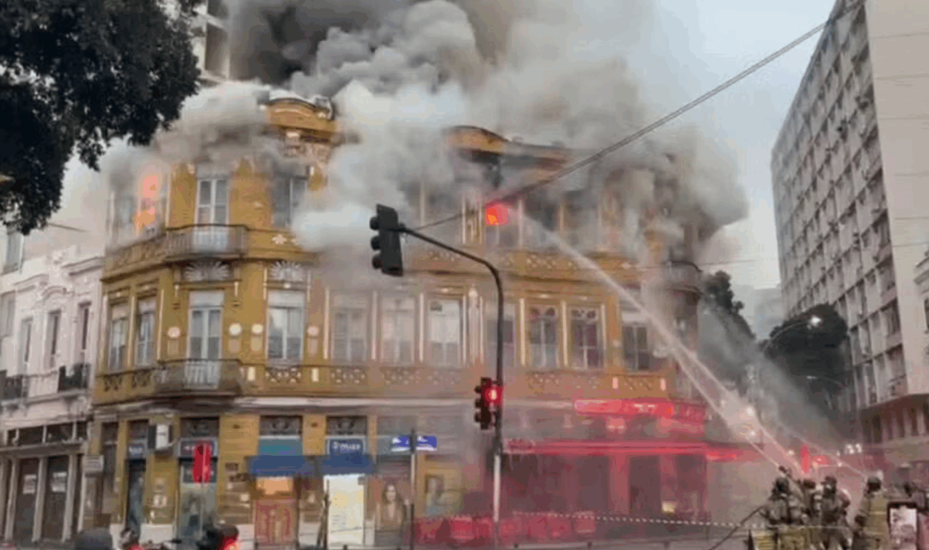 Prédio da primeira metade do século passado em chamas na Lapa: luto e perdas no Centro do Rio (Foto: Reprodução de vídeo - Redes Sociais)
