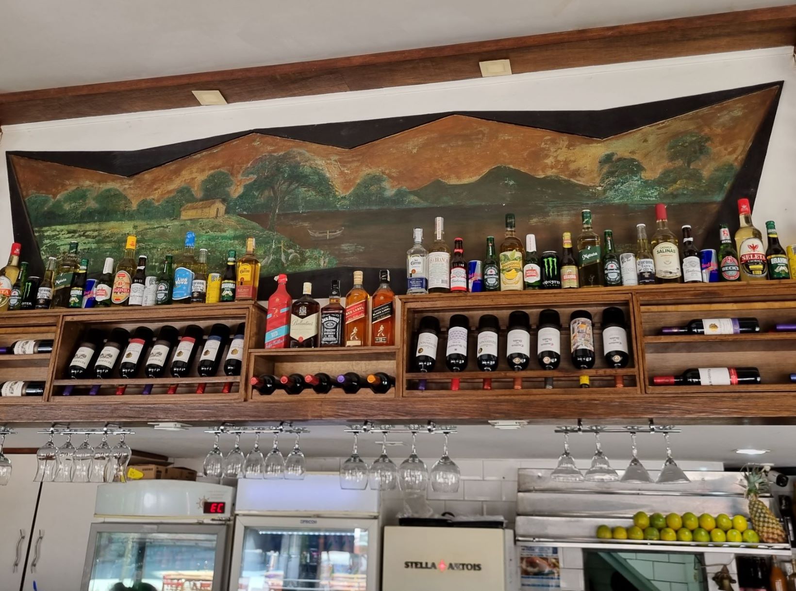 O painel de Nilton Bravo no bar A Figueira, destruído pelo fogo: a cidade de luto pela perda da história e da memória (Foto: Oscar Valporto - 11/07/2023)