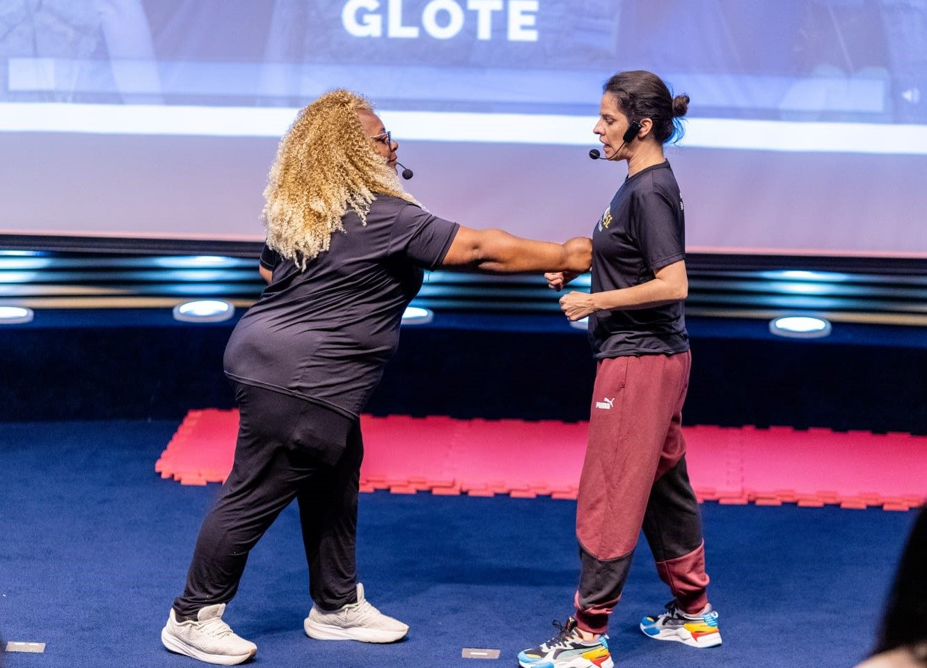 Marijane simula golpes em Amanda durante palestra em Santos: autodefesa feminina ajuda a salvar mulheres (Foto: Empodere-se)