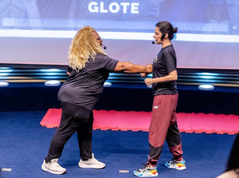 Marijane simula golpes em Amanda durante palestra em Santos: autodefesa feminina ajuda a salvar mulheres (Foto: Empodere-se)