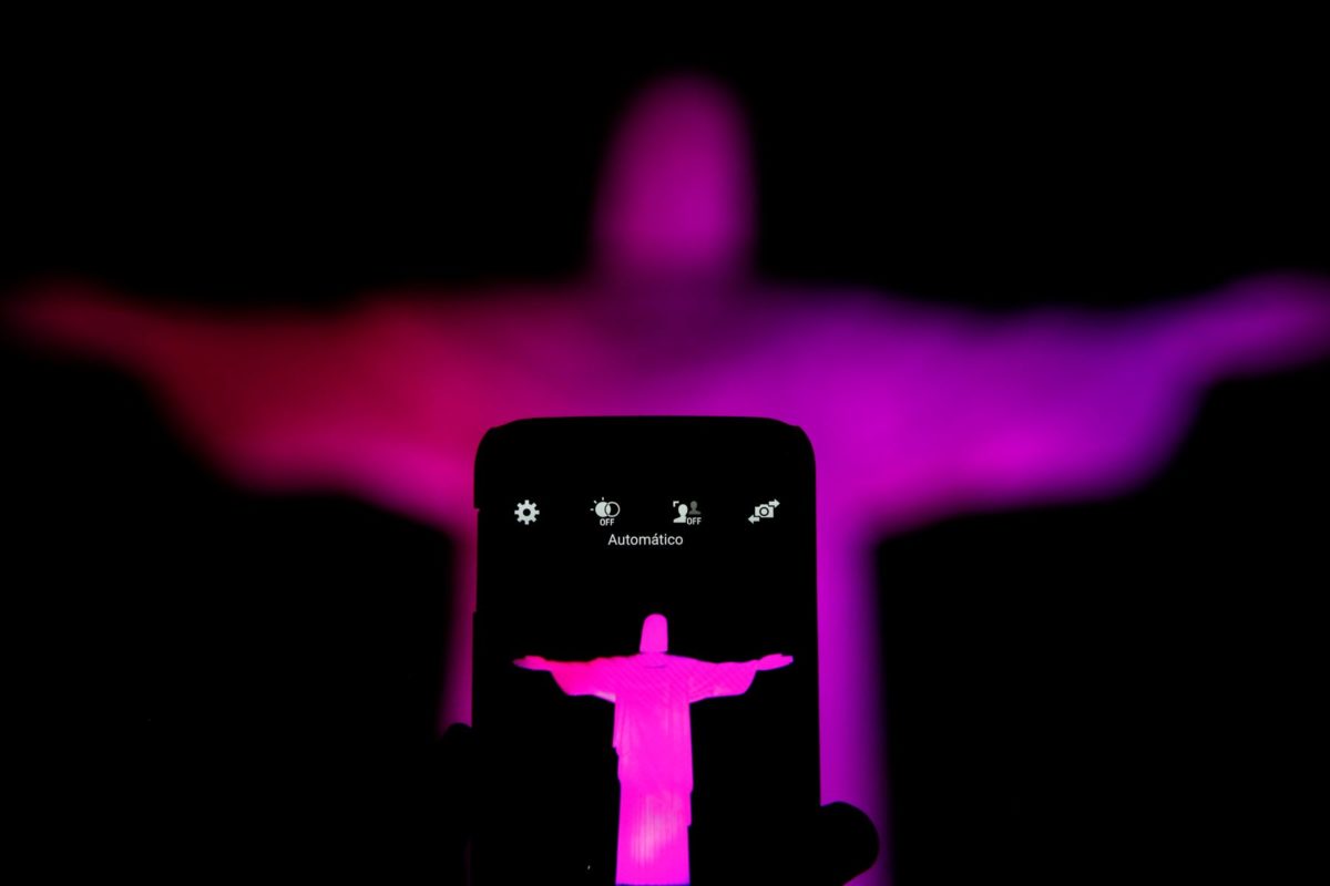 Cristo Redentor iluminado para o Outubro Rosa: sempre é preciso falar de câncer (Foto: Fernando Frazão / Agência Brasil - 10/02/2018)