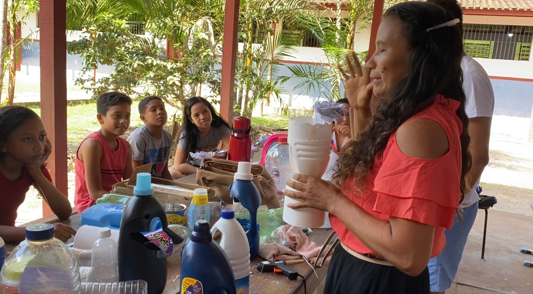 Oficina de reciclagem com a artesão Idelma Rodrigueês, em Itacuruçá (Foto: Elane Santos)