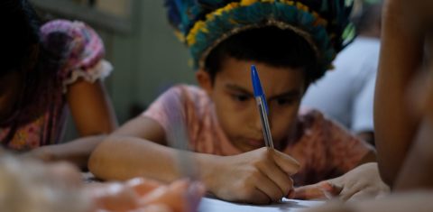 Criança da comunidade indígena Beija-Flor em Rio Preto da Eva, Amazonas: educação indígena é desafio para o estado (Foto: Alberto César Araújo/Amazônia Real - 01/03/2022)