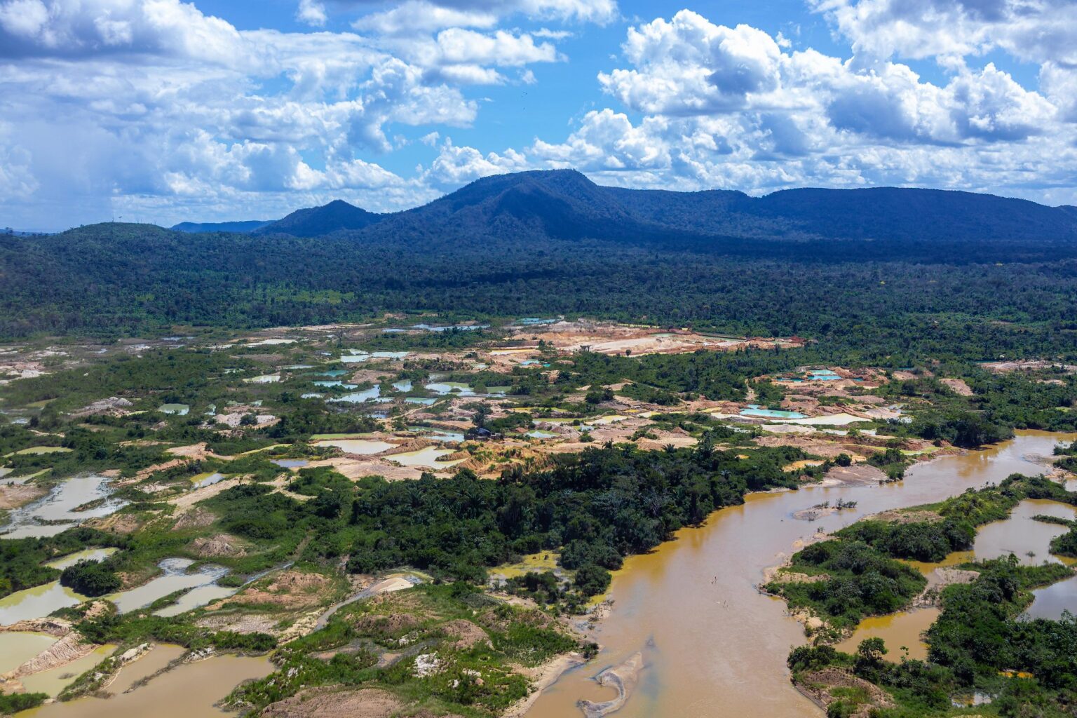 Desmatamento e garimpo ilegal em território dos Kayapós: ameaças a indígenas e ribeirinhos (Foto: Thiago Dias / PR / Agência Brasil)