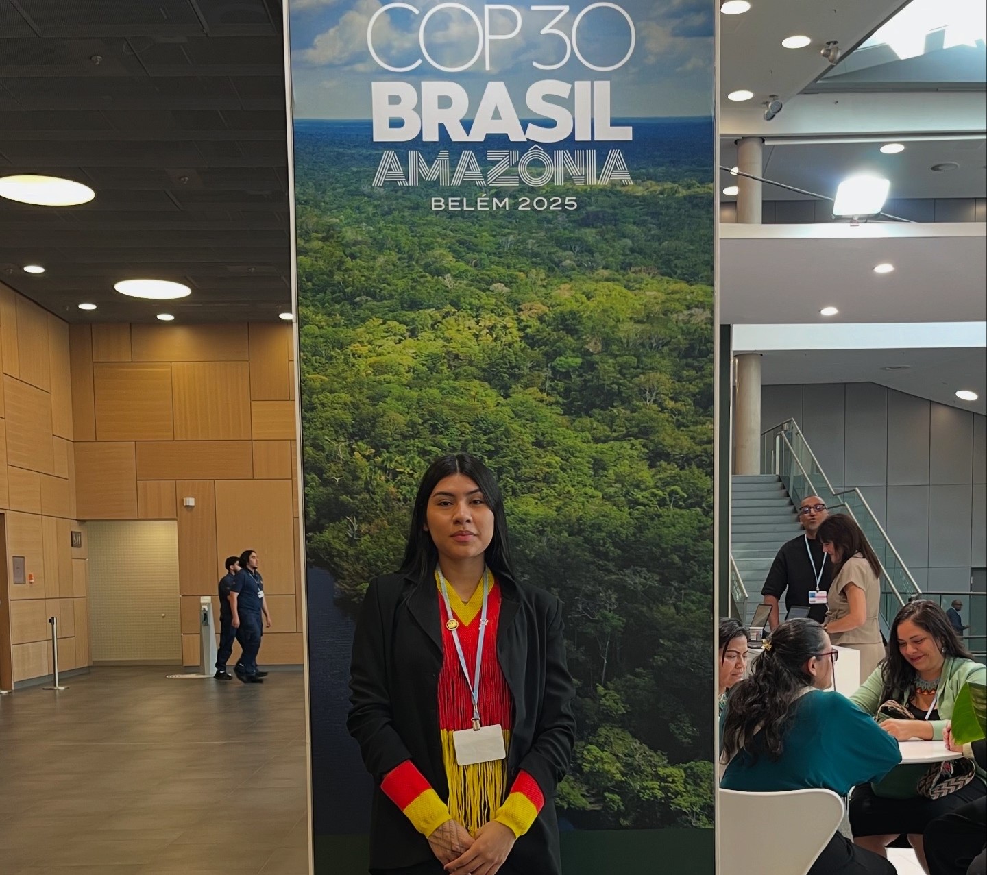 Bel Payakan em evento da ONU sobre clima na Alemanha: no Pará, peixes morrem antes mesmo de se reproduzir, diminuindo comida dos Kayapó (Foto: Arquivo Pessoal)