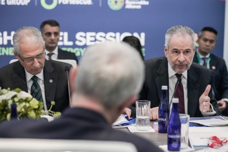 Os presidentes da COP29, Mukhtar Babayev, e da COP30, André Corrêa do Lago, em reunião preparatória: caminhos para chegar a US$ 1,3 trilhão de financiamento climático (Foto: Rafa Neddermeyer / COP30)