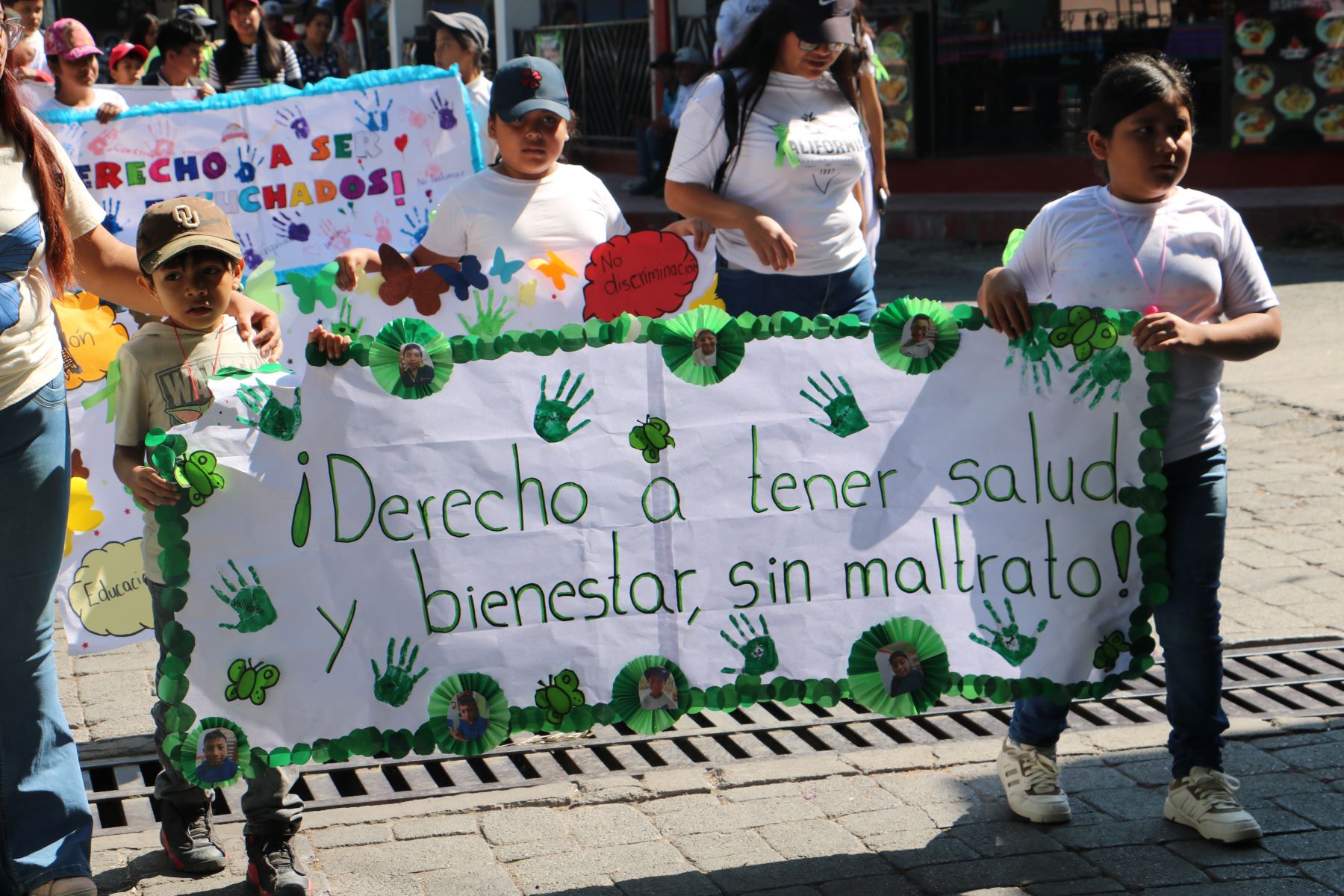 Crianças do projeto Tejiendo Futuros (Tecendo Futuros) em parada escolar na Guatemala: espaço onde a escola é cooperativa, sustentável e enraizada na comunidade (Foto: Arquivo Pessoal)