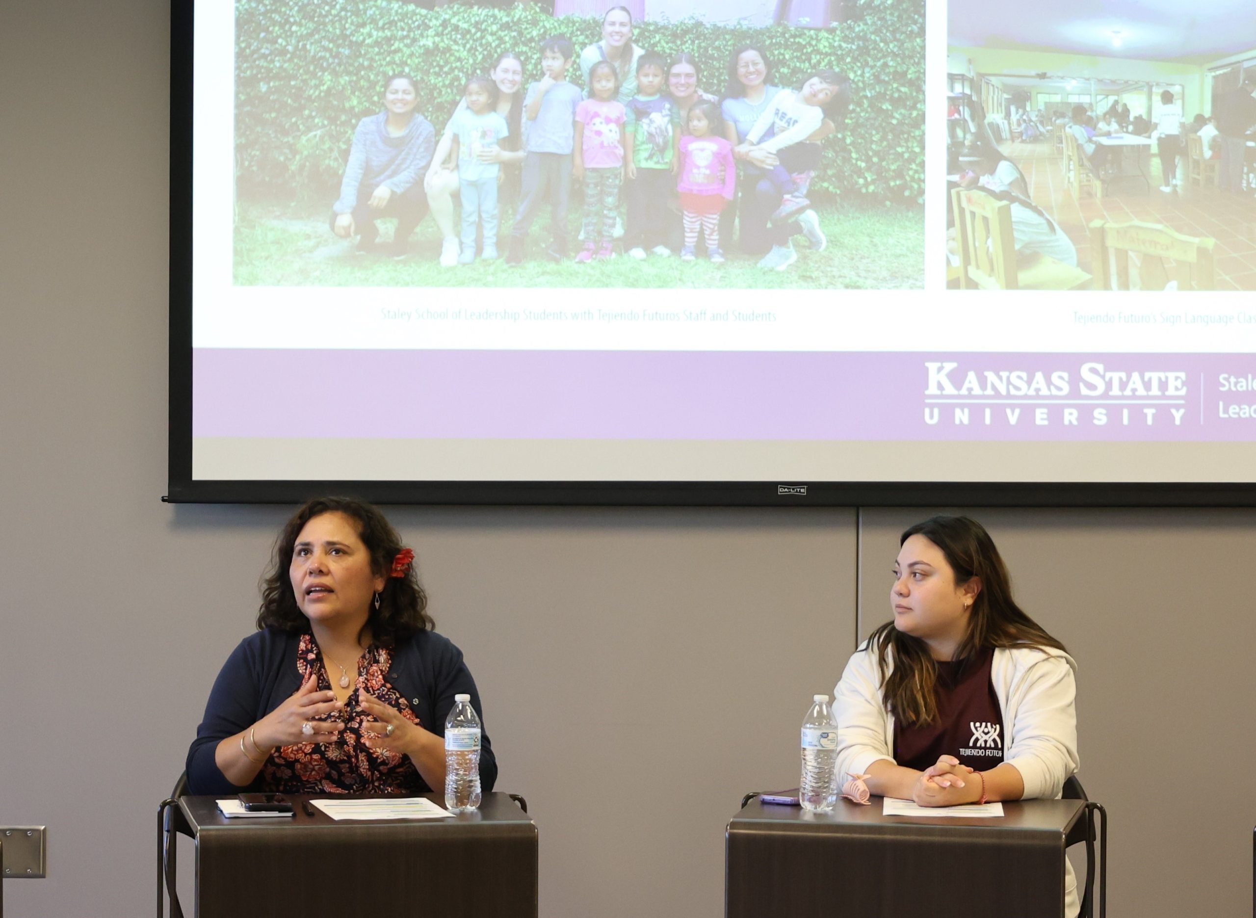 Ingrid Villaseñor, ao lado da filha Adriana Aguilar em palestra sobre o Teciendo Futuros: mobilização de comunidades na Guatemala para reconstruir o país a partir de uma educação transformadora (Foto: Arquivo Pessoal)