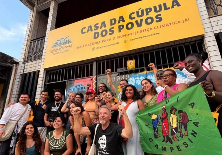 Ativistas na Casa da Cúpula dos Povos: levante popular nas ruas de Belém para pressionar a COP30 (Foto: Midia Ninja)