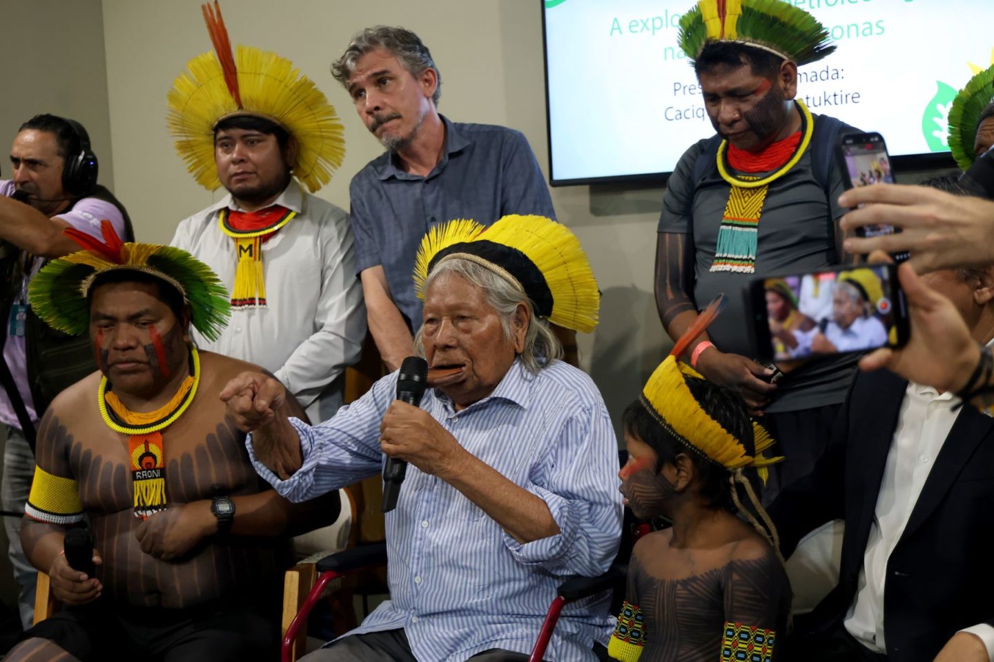 O cacique indígena Raoni Metuktire no painel sobre exploração de petróleo e gás na foz do Amazonas na COP30: "vamos lutar" (Foto: Aline Massuca / COP30)