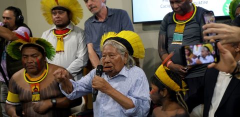 O cacique indígena Raoni Metuktire no painel sobre exploração de petróleo e gás na foz do Amazonas na COP30: "vamos lutar" (Foto: Aline Massuca / COP30)