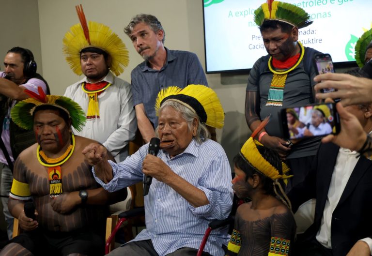O cacique indígena Raoni Metuktire no painel sobre exploração de petróleo e gás na foz do Amazonas na COP30: "vamos lutar" (Foto: Aline Massuca / COP30)