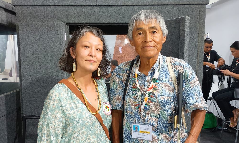 Foto colorida de Aakaluk ao lado de Petuuche Gilbert. Ambos olham para a foto