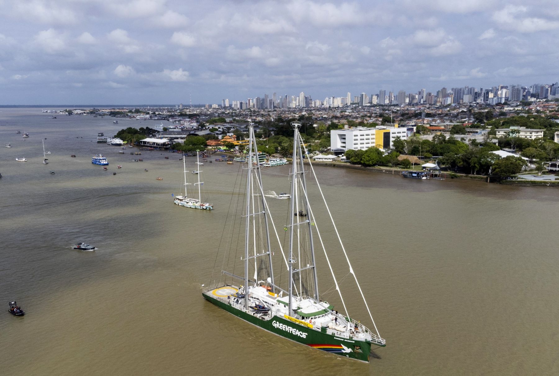Barqueata por justiça climática em Belém: 200 embarcações com representantes de 62 países (Foto: Alex Ferro / COP30)