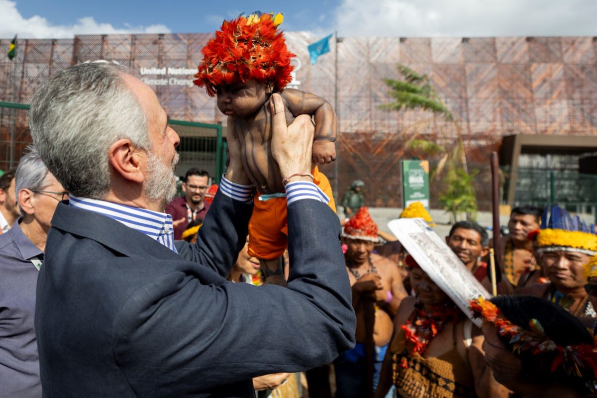 O embaixador André Corrêa do Lago, presidente da COP30, com bebê durante manifestação dos Mundurukus: conferência em Belém entre negociação de temas espinhosas e protagonismo indígena em protestos (Foto: Felipe Werneck / COP30)