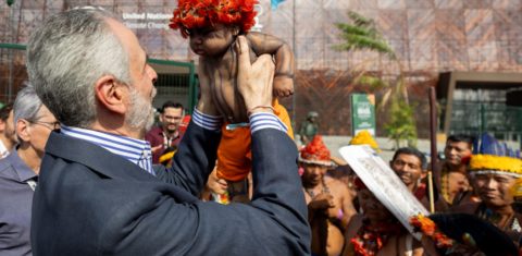 O embaixador André Corrêa do Lago, presidente da COP30, com bebê durante manifestação dos Mundurukus: conferência em Belém entre negociação de temas espinhosas e protagonismo indígena em protestos (Foto: Felipe Werneck / COP30)