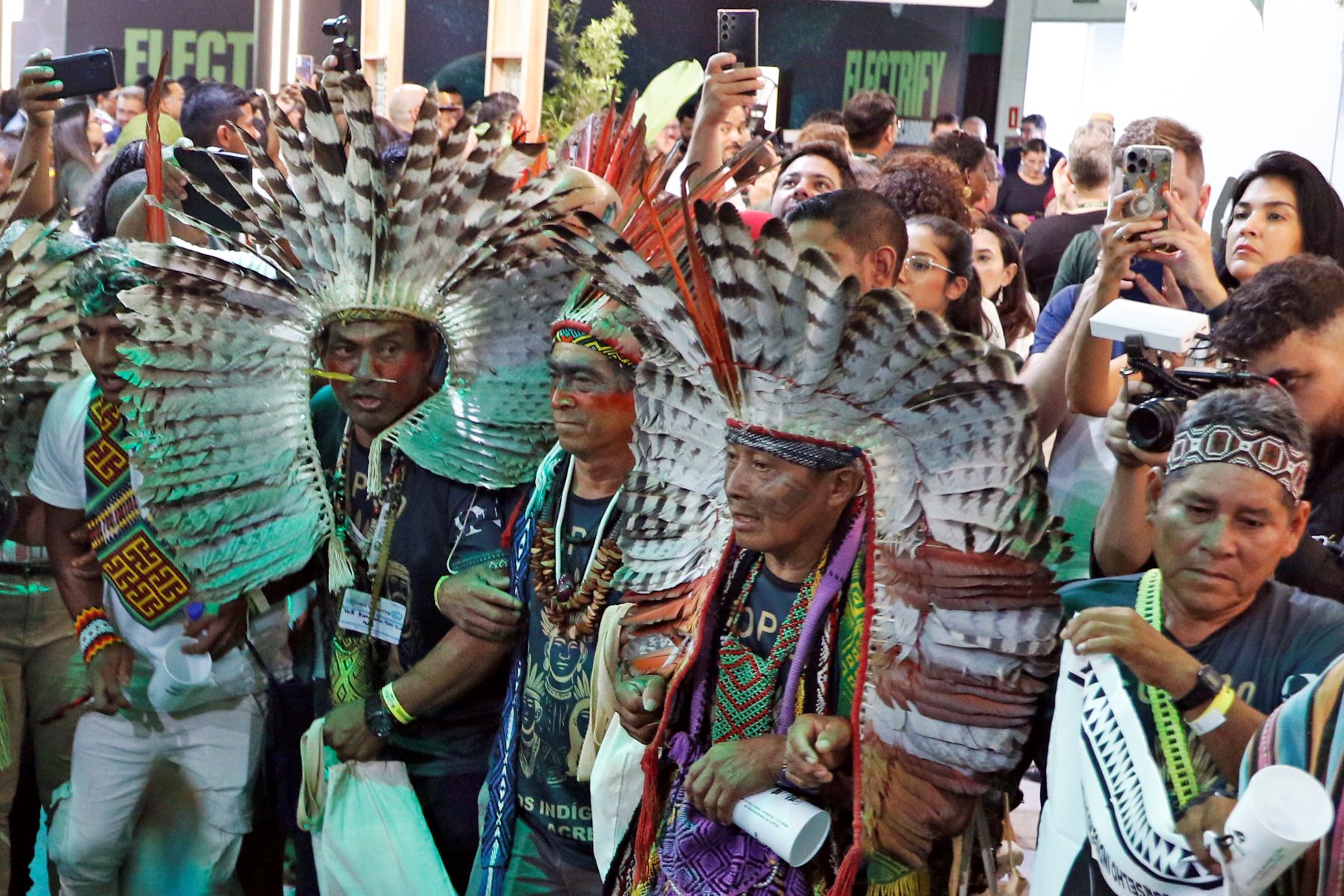Indígenas protestam na área da Green Zone (Área Verde), na COP30: cobranças ao governo brasileiro e aos negociadores (Foto: Bruno Peres / Agência Brasil)