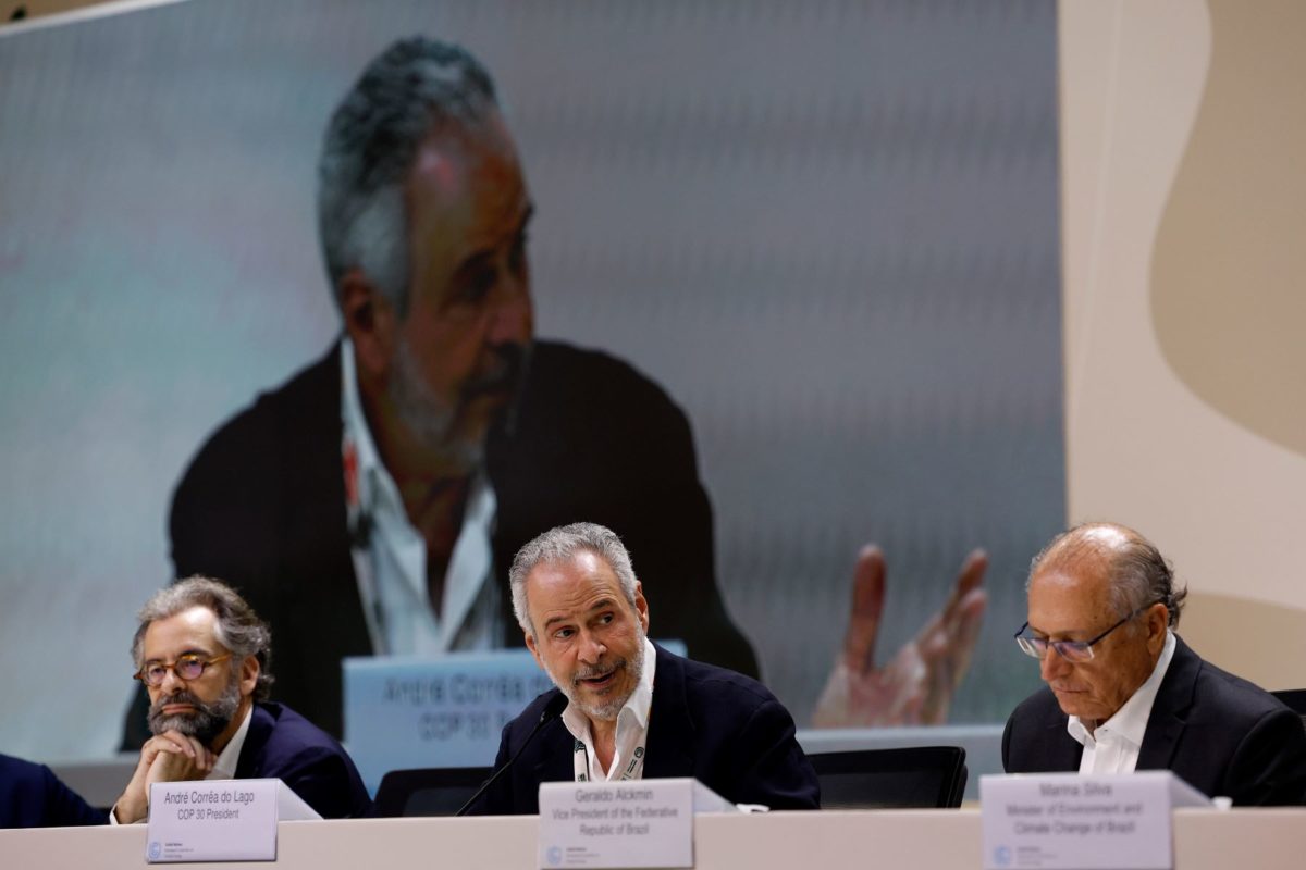 O presidente da COP30, André Corrêa do Lago, entre o vice-presidente do Brasil, Geraldo Alckmin, e o secretário do Clima do Itamaraty, Maurício Lyrio: pacotes de temas para tentar acelerar negociação (Foto: Tânia Rego / Agência Brasil)