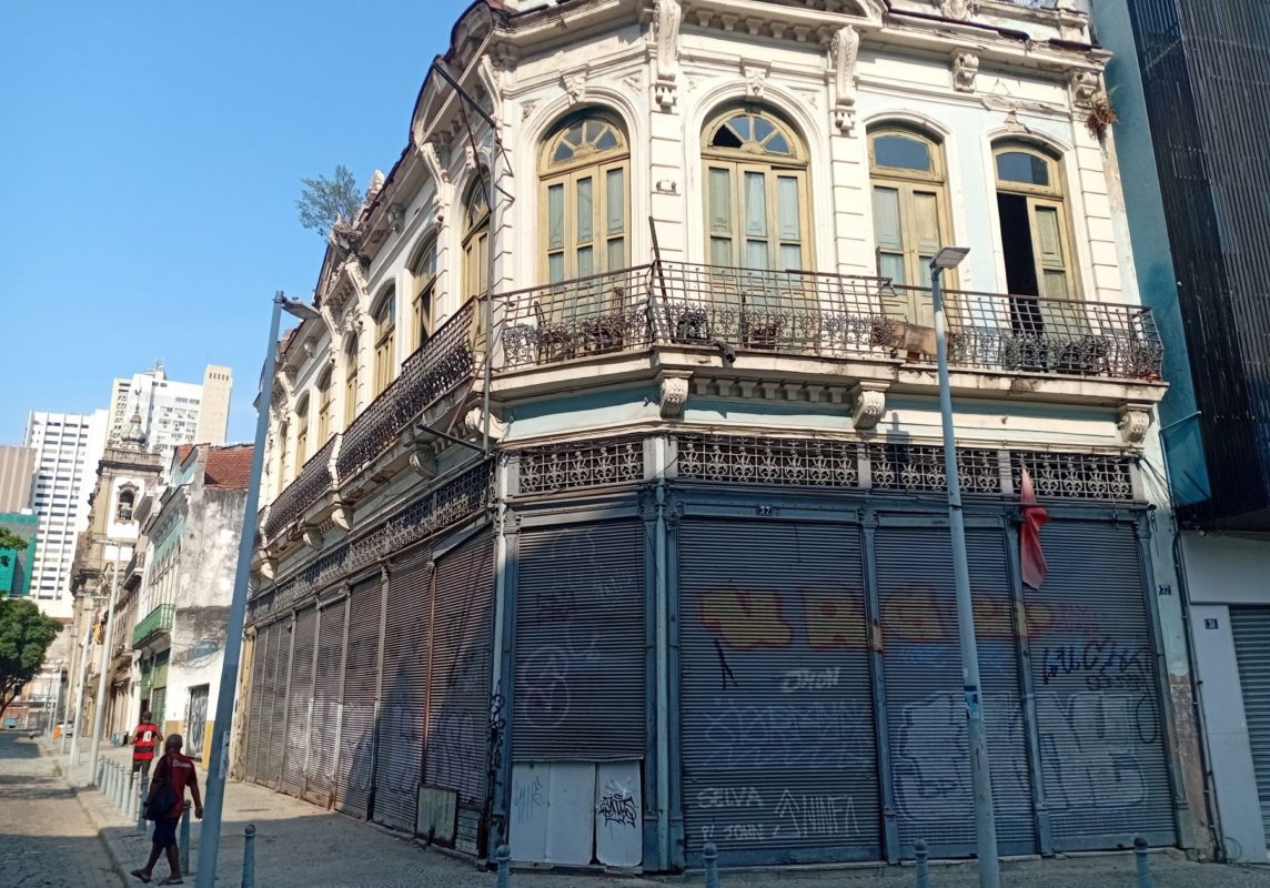 Casarão centenário na Rua Teatro, que abrigou Dancing Eldorado, famoso no século 19: leilão de imóveis para recuperar área degrada do Centro do Rio (Foto: Oscar Valporto)