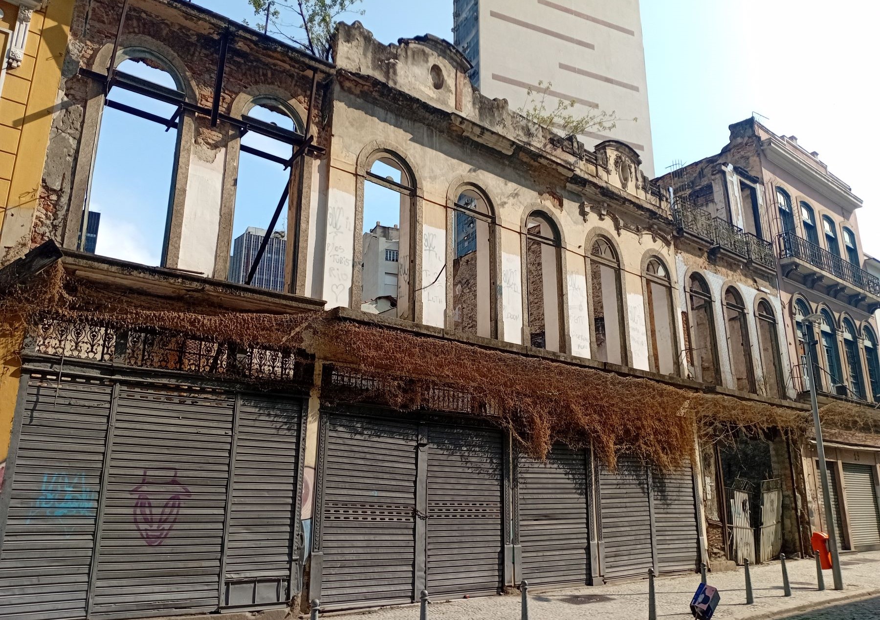 Imóveis em ruínas na Rua do Teatro: exemplo de degradação no Centro do Rio (Foto: Oscar Valporto)