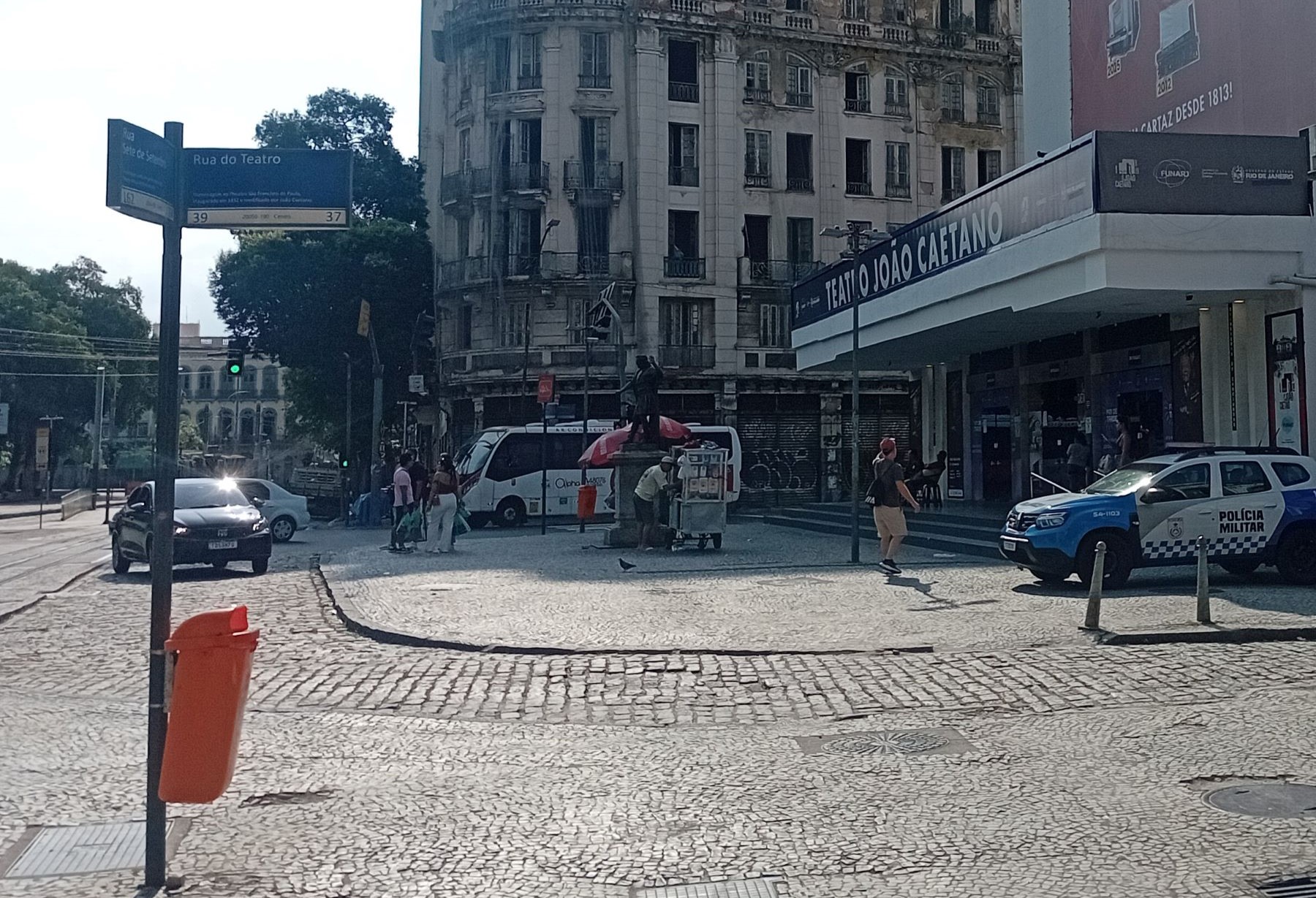 O Teatro João Caetano, na Praça Tiradentes, em umas das pontas da Rua do Teatro: lugar histórico da vida noturna do Rio (Foto: Oscar Valporto)