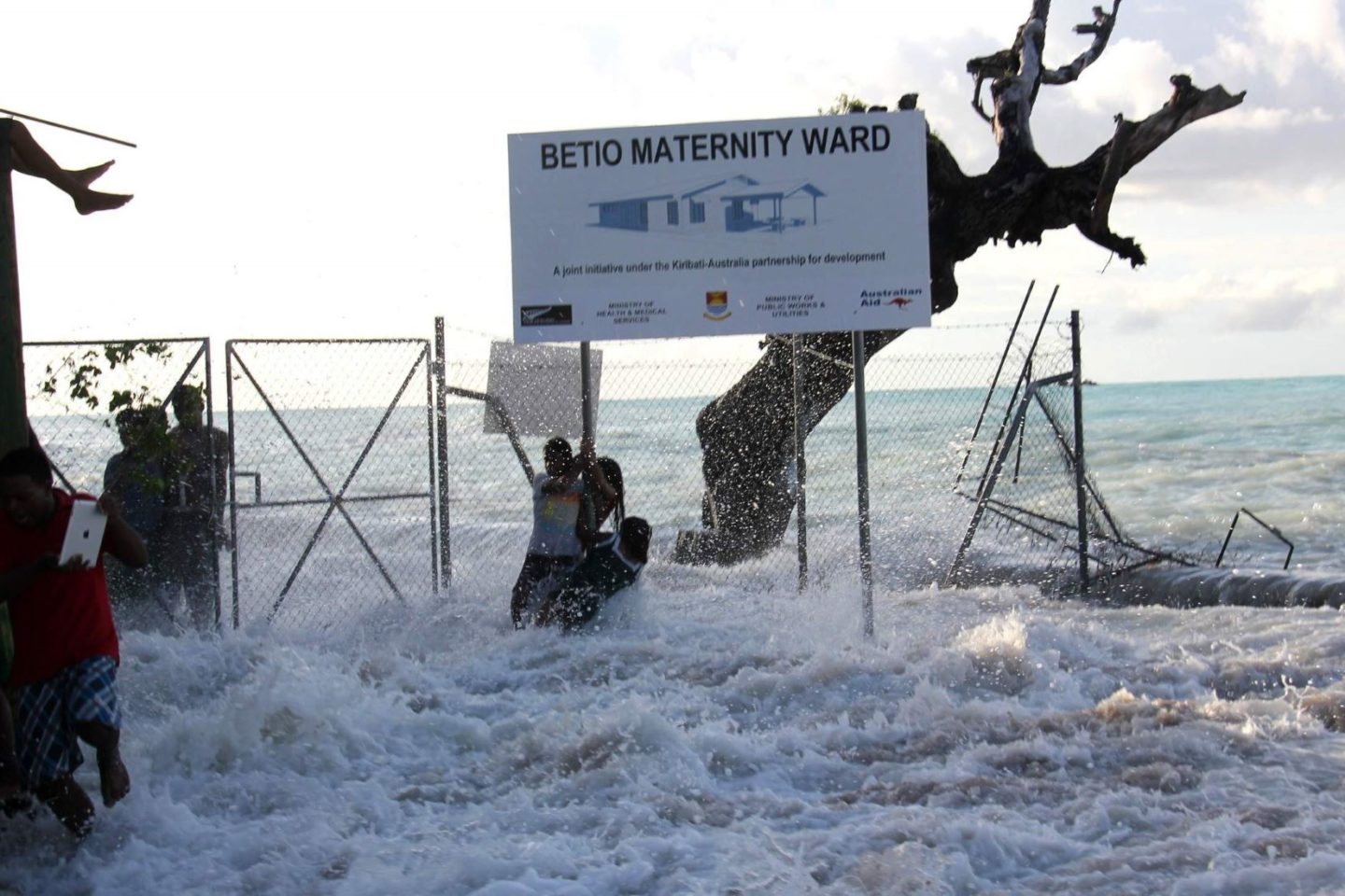 Invasão do mar em área de hospital em Kiribati, país insular afetado cotidianamente pela crise climática: ilhas ameaçadas de desparecer no Pacífico pedem socorro na COP30 (Foto: Governo de Kiribati)
