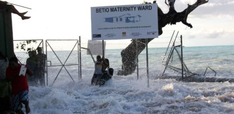 Invasão do mar em área de hospital em Kiribati, país insular afetado cotidianamente pela crise climática: ilhas ameaçadas de desparecer no Pacífico pedem socorro na COP30 (Foto: Governo de Kiribati)