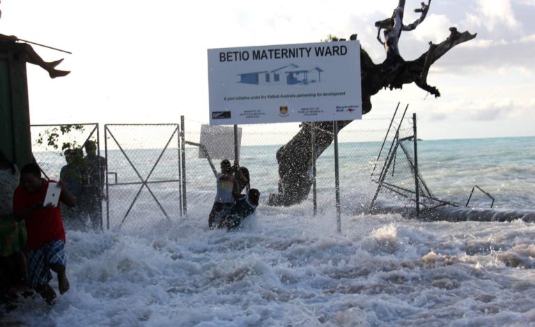 Invasão do mar em área de hospital em Kiribati, país insular afetado cotidianamente pela crise climática: ilhas ameaçadas de desparecer no Pacífico pedem socorro na COP30 (Foto: Governo de Kiribati)