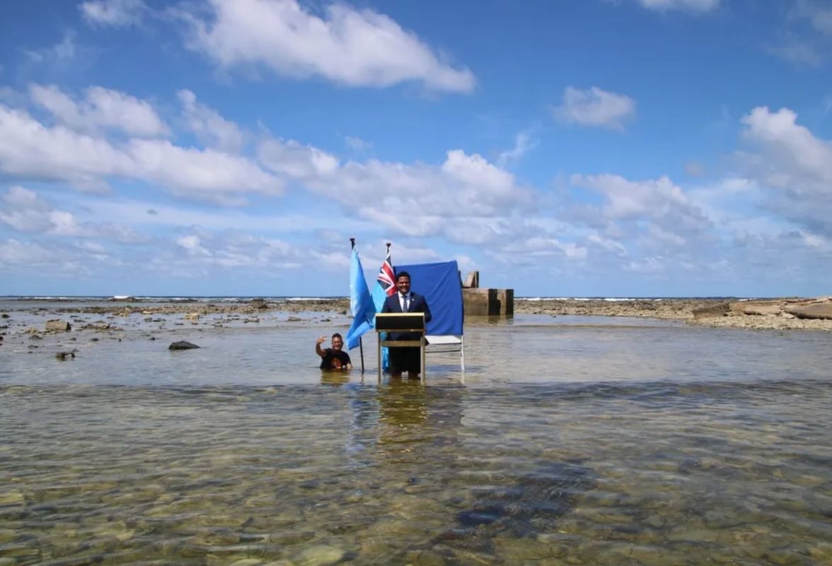 Ministro de Tuvalu, Simon Kofe grava discurso dentro do mar para a COP26, em Glasgow: alerta para urgência da crise climática nas ilhas do Pacífico (Foto: Redes Sociais / Governo de Tuvalu - 05/11/2021)
