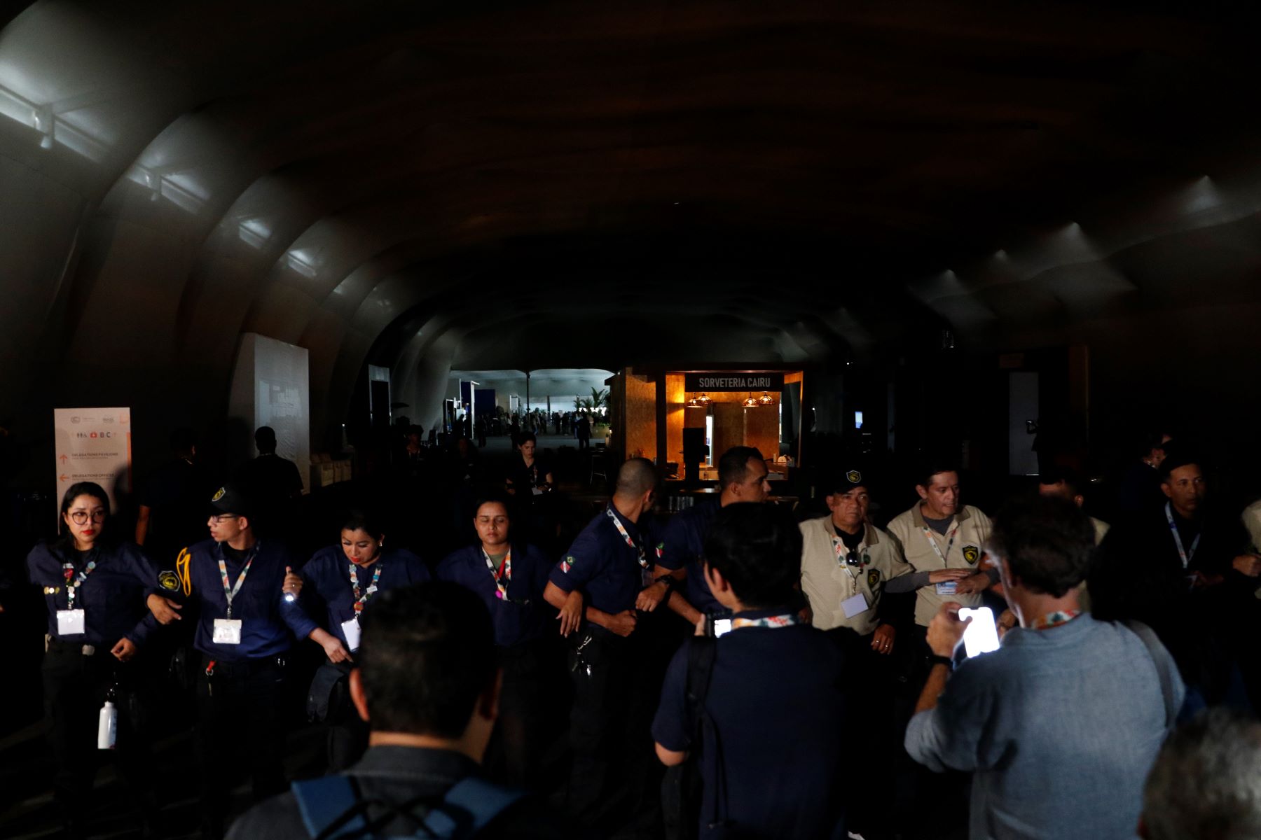 Seguranças fazem cordão para isolar Zona Azul após incêndio: pânico, correria e evacuação (Foto: Bruno Peres / Agência Brasil)