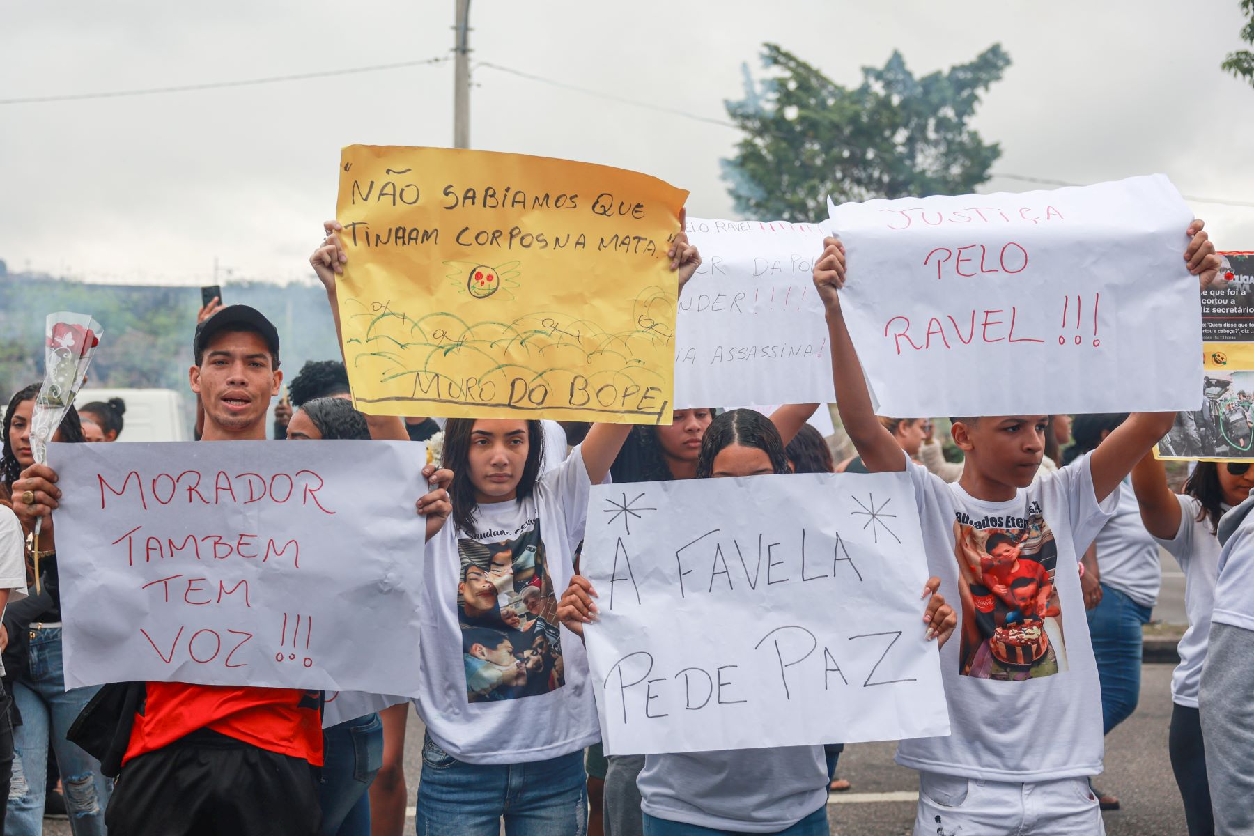 Protesto de moradores do complexo de favelas do Alemão, no Rio, contra a violência policial: seletividade nas ações com foco em favelados e negros (Foto: Foto: Joédson Alves / Agência Brasil - 31/10/2025)