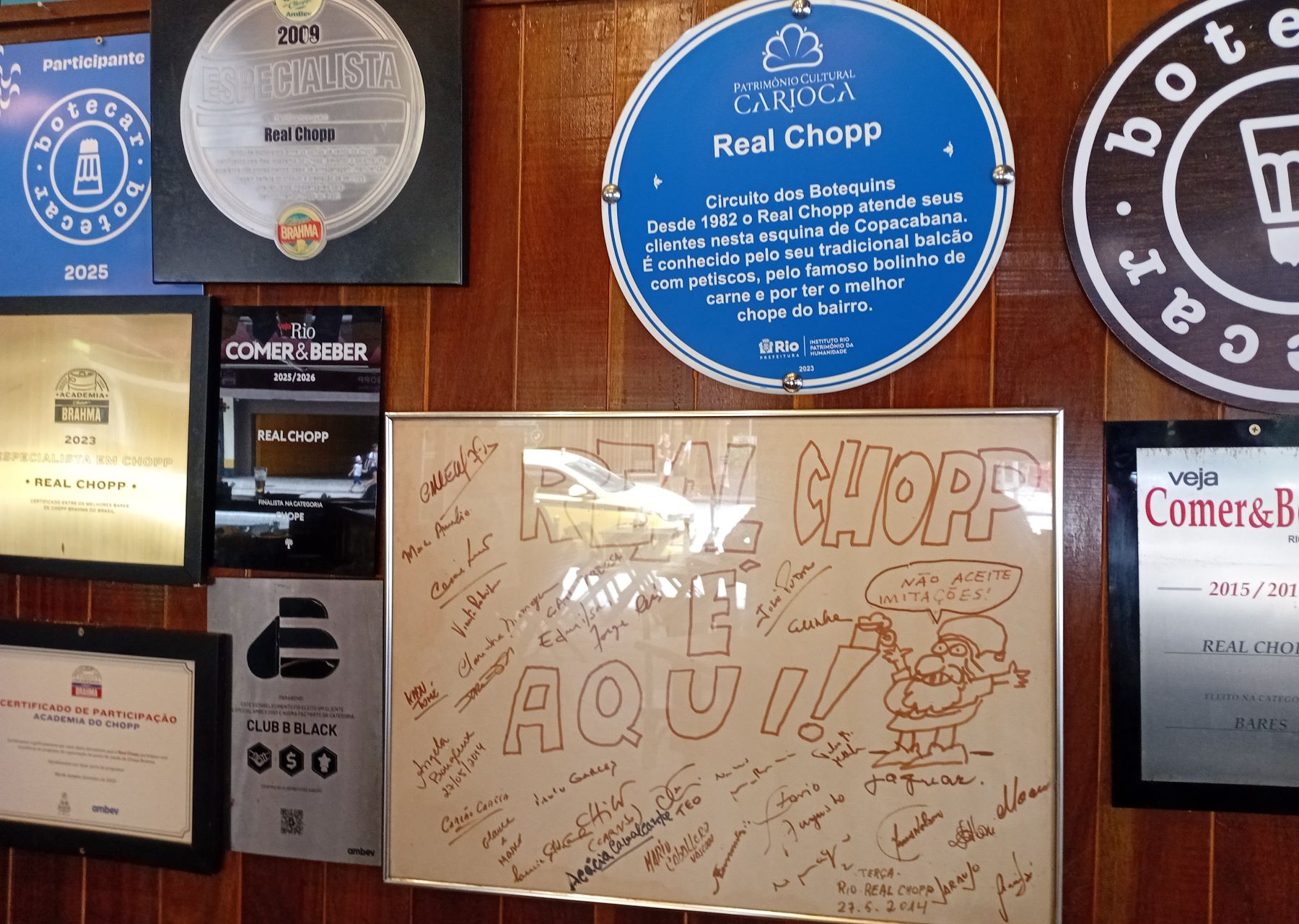 Desenho de Jaguar emoldurado no Real Chopp: homenagens ao cartunista em festival de botequins (Foto: Oscar Valporto)