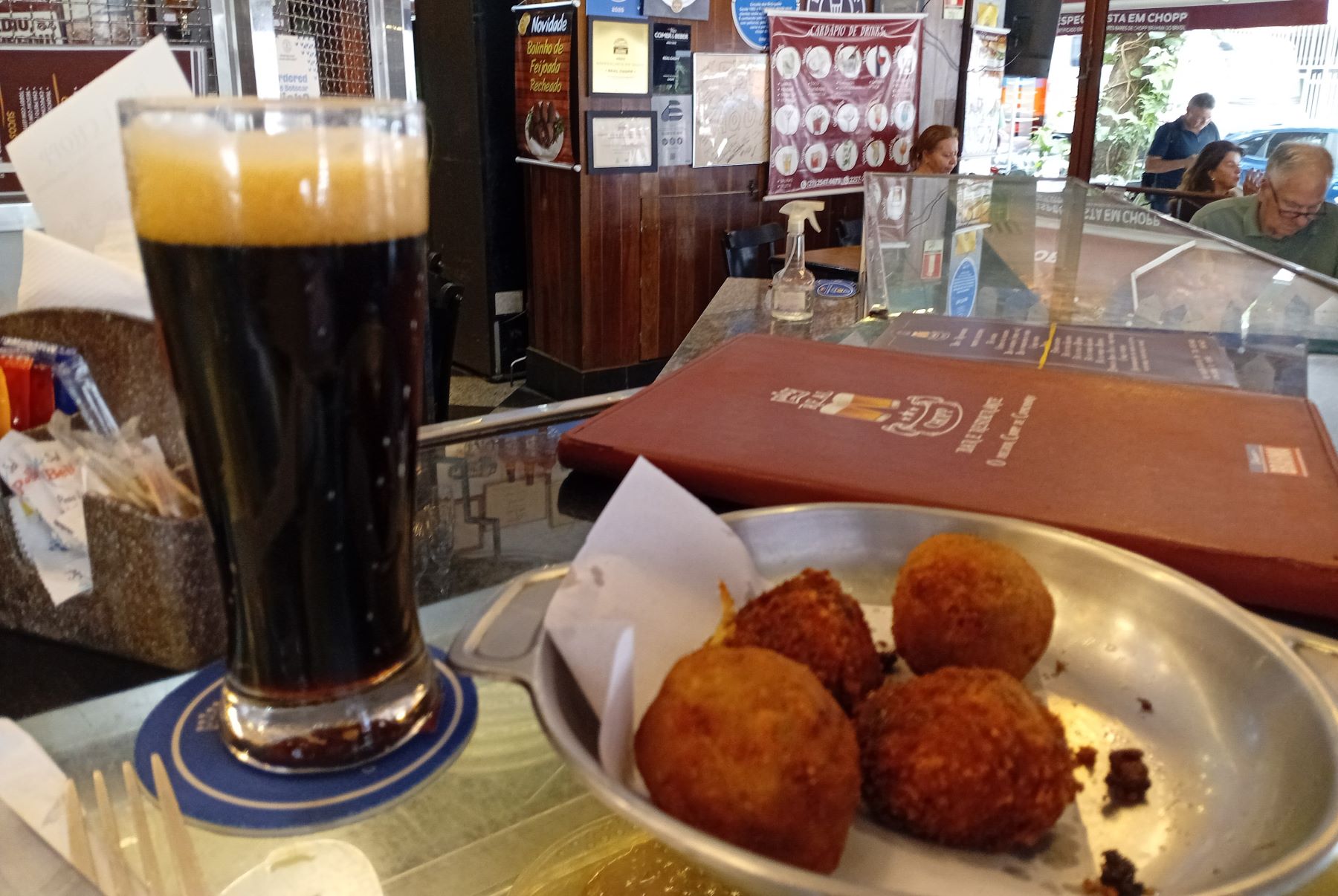 O chope escuro do Real Chopp e os bolinhos para o Festival Botecar: bar, antes chamado Real Sucos, foi rebatizado por decreto do Jaguar (Foto: Oscar Valporto)