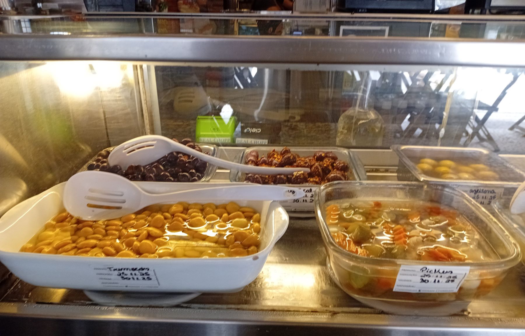 Balcão do Real Chopp com tremoços, jiló, ovos de codorna, picles, alho, azeitona, pepinos em conserva, ovas, azeitonas, polvo e bacalhau: Jaguar aprovava (Foto: Oscar Valporto)