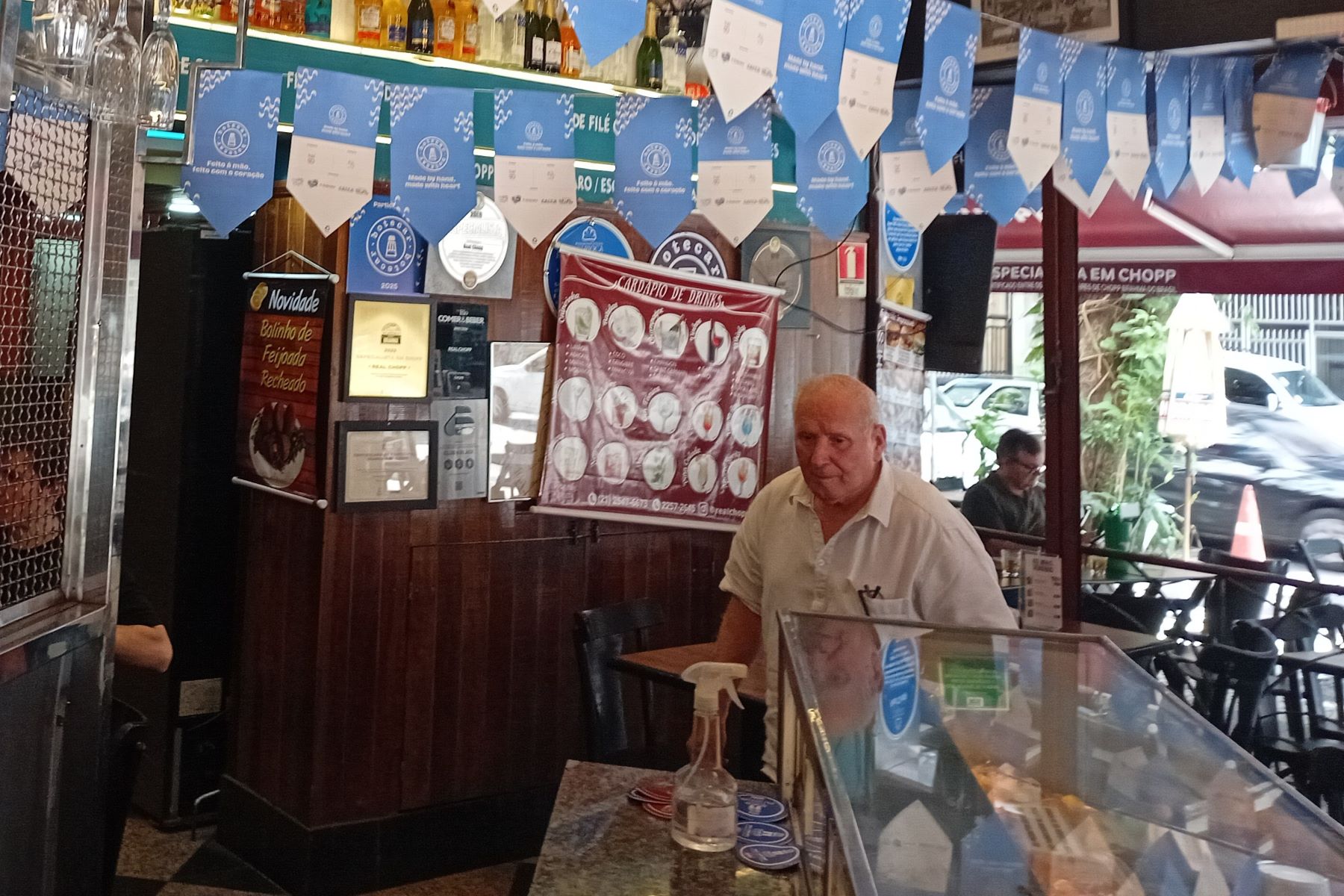 Hermínio, aos 80 anos, supervisionando diariamente os trabalhos do Real Chopp: fama de melhor chope de Copacabana (Foto: Oscar Valporto)