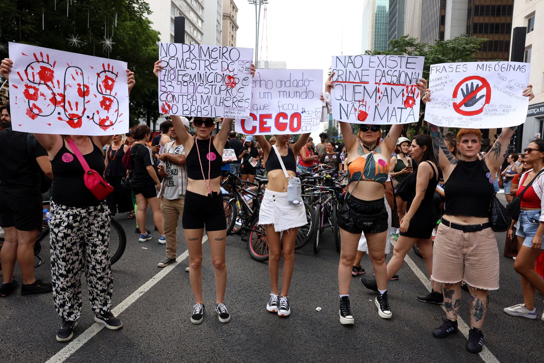 Mulheres protestam contra feminicídios em São Paulo: homens precisam assumir a culpa e a responsabilidade sobre a violência (Foto: Rovena Rosa / Agência Brasil - 07/12/2025)